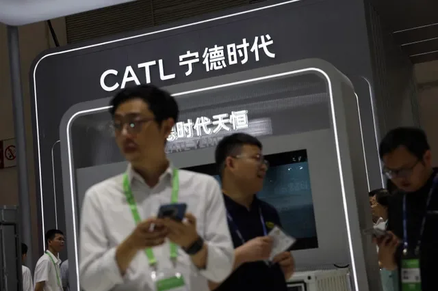 Khách tham quan gian hàng của gã khổng lồ pin CATL tại Triển lãm Chuỗi cung ứng Quốc tế Trung Quốc ở Bắc Kinh, Trung Quốc ngày 16 tháng 7 năm 2025. REUTERS/Florence Lo