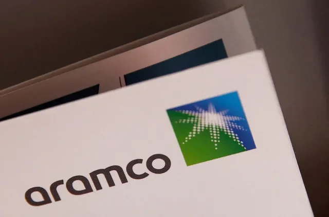 ẢNH TƯ LIỆU: Logo của Saudi Aramco được chụp bên ngoài Khurais, Ả Rập Xê Út vào ngày 12 tháng 10 năm 2019. REUTERS/Maxim Shemetov/Ảnh tư liệu