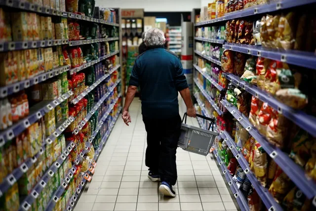 Um homem faz compras em um supermercado em Chanverrie, França, em 16 de outubro de 2024. REUTERS/Stephane Mahe