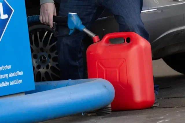 Un hombre llena su bidón de combustible en una gasolinera Aral en Berlín, Alemania, el 2 de marzo de 2026. REUTERS/Axel Schmidt