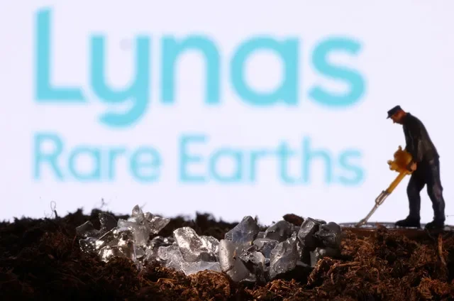 Uma pequena figura de brinquedo e uma imitação de mineral são vistas em frente ao logotipo da Lynas Rare Earths nesta ilustração de 19 de novembro de 2021. REUTERS/Dado Ruvic/Ilustração