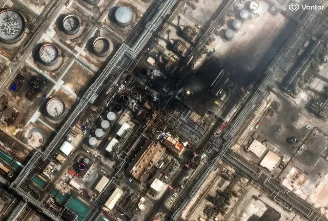 2026年3月2日、サウジアラビアのラス・タヌラ製油所にて、ドローン攻撃後に立ち上る煙を捉えた衛星画像。Vantor提供