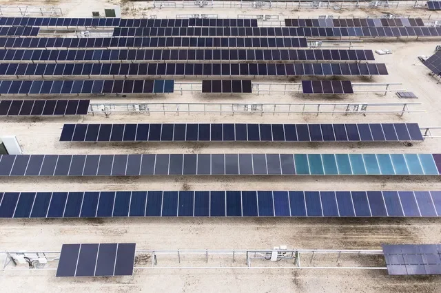 Un campo solar en las instalaciones de First Solar en Perrysburg, Ohio, capturado mediante un dron el 8 de julio de 2022. REUTERS/Megan Jelinger