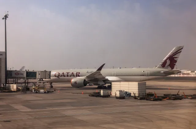 Un avión de Qatar Airways en el Aeropuerto Internacional de Dubái, en medio del conflicto entre Estados Unidos e Israel con Irán, en Dubái, Emiratos Árabes Unidos, el 8 de marzo de 2026. REUTERS/Raghed Waked/Foto de archivo