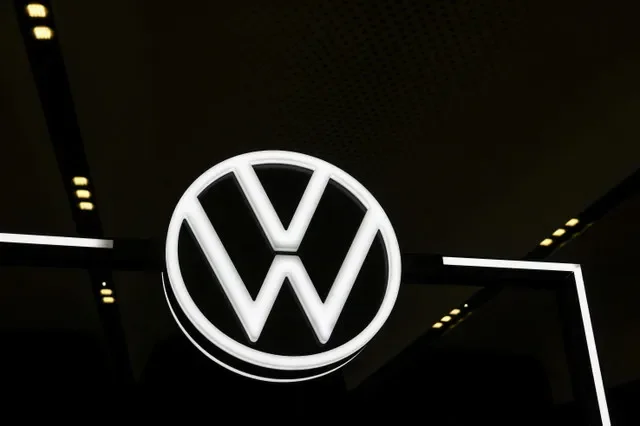 O logotipo da Volkswagen é visto no dia da conferência de imprensa anual do Grupo Volkswagen em Wolfsburg, Alemanha, 11 de março de 2025. REUTERS/Liesa Johannssen