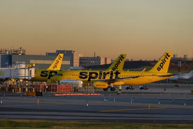 Các máy bay của Spirit Airlines di chuyển trên đường lăn tại sân bay LaGuardia, New York, sau khi FAA yêu cầu cắt giảm chuyến bay tại 40 sân bay lớn trong bối cảnh chính phủ Mỹ đóng cửa tại quận Queens, thành phố New York, Mỹ, ngày 7 tháng 11 năm 2025. REUTERS/Ryan Murphy