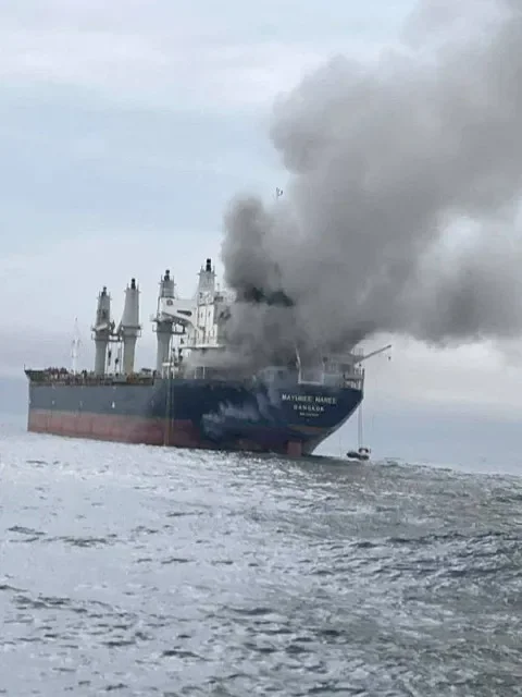 El buque de carga Mayuree Naree, con bandera tailandesa, envuelto en humo negro en el Estrecho de Ormuz, el 11 de marzo de 2026. ARMADA REAL DE TAILANDIA/Handout vía REUTERS