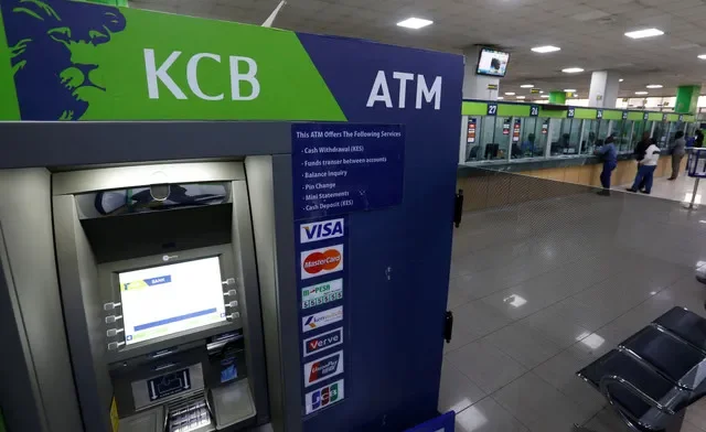 ตู้ ATM ภายในห้องโถงธนาคารของ Kenya Commercial Bank (KCB) สาขา Kencom ในกรุงไนโรบี ประเทศเคนยา เมื่อวันที่ 10 กรกฎาคม 2018 REUTERS/Thomas Mukoya