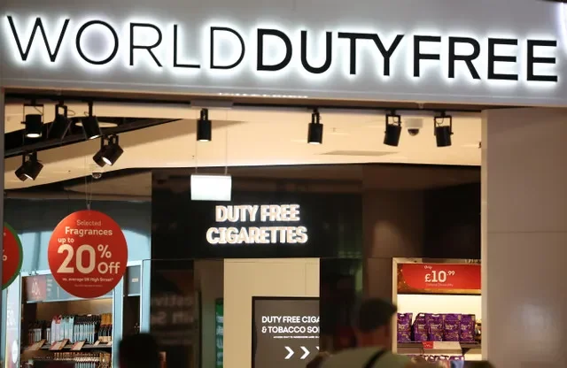 Sinalização de uma loja World Duty Free, parte do Grupo Avolta, no terminal 2 do Aeroporto de Manchester, na Grã-Bretanha. REUTERS/Phil Noble