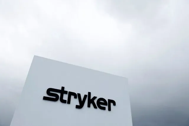 โลโก้ของ Stryker บริษัทเทคโนโลยีทางการแพทย์ปรากฏที่โรงงานในนิคมอุตสาหกรรม IDA เมือง Carrigtwohill เคาน์ตี้คอร์ก ประเทศไอร์แลนด์ เมื่อวันที่ 28 มีนาคม 2025 REUTERS/Clodagh Kilcoyne