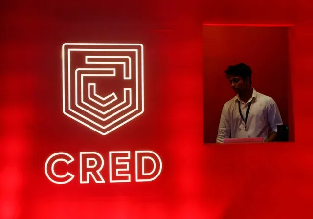 ชายคนหนึ่งเดินผ่านโลโก้ของ CRED บริษัทฟินเทคของอินเดีย ระหว่างงาน Global Fintech Fest ในเมืองมุมไบ ประเทศอินเดีย เมื่อวันที่ 29 สิงหาคม 2024 REUTERS/Francis Mascarenhas