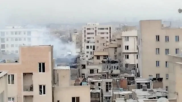 2026年3月11日に公開されたソーシャルメディアの動画より、イランのテヘランで報告された攻撃後に建物から上がる煙。Social Media/via REUTERS