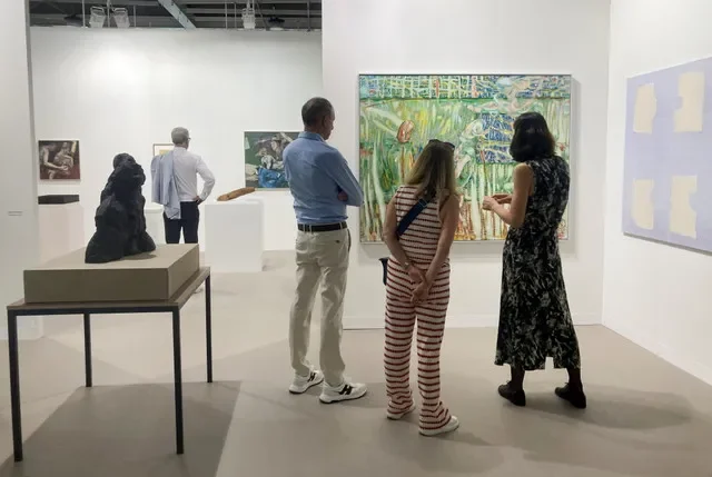 ผู้เข้าชมงานศิลปะที่จัดแสดงในงาน Art Basel ณ เมืองบาเซิล ประเทศสวิตเซอร์แลนด์ เมื่อวันที่ 17 มิถุนายน 2025 โดย REUTERS/Marleen Kaesebier