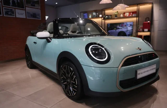 Um conversível Mini Cooper é exibido em um showroom da BMW em Mumbai, Índia, em 8 de janeiro de 2026. REUTERS/Francis Mascarenhas