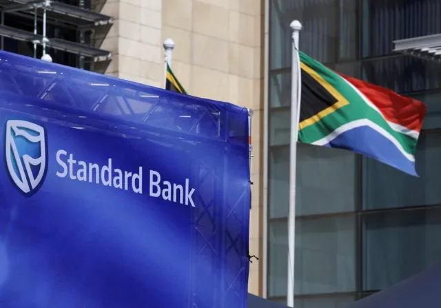 ภาพประกอบ: โลโก้ของ Standard Bank ที่งานประชุม Investing in African Mining Indaba 2024 ในเมืองเคปทาวน์ ประเทศแอฟริกาใต้ เมื่อวันที่ 7 กุมภาพันธ์ 2024 REUTERS/Esa Alexander/File Photo