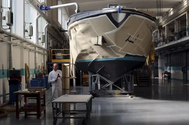 ภาพพนักงานกำลังทำงานบนเรือยอทช์ที่อู่ต่อเรือของ Ferretti ในเมือง Sarnico ทางตอนเหนือของอิตาลี เมื่อวันที่ 7 เมษายน 2015 REUTERS/Stefano Rellandini/ภาพไฟล์