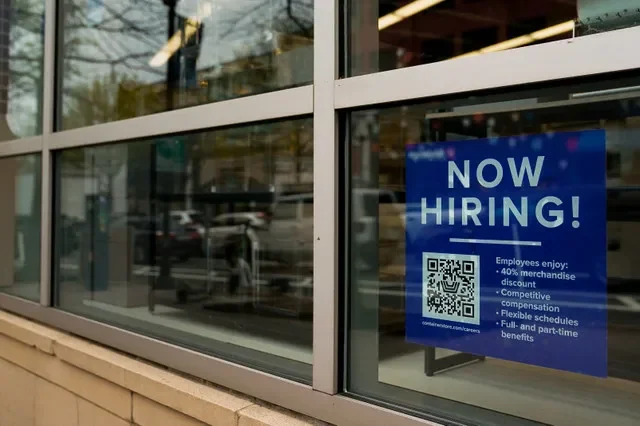Un letrero de contratación con un código QR se observa en la ventana de un negocio en Arlington, Virginia, EE. UU., el 7 de abril de 2023. REUTERS/Elizabeth Frantz