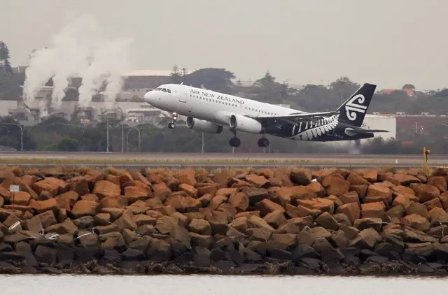 ภาพประกอบ: เครื่องบินแอร์บัส A320-200 ของสายการบินแอร์นิวซีแลนด์ กำลังทะยานขึ้นจากสนามบินนานาชาติคิงส์ฟอร์ด สมิธ ในเมืองซิดนีย์ ประเทศออสเตรเลีย เมื่อวันที่ 22 กุมภาพันธ์ 2018 ถ่ายโดย REUTERS/Daniel Munoz/File Photo