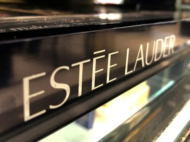 ภาพถ่ายแฟ้มภาพ: เคาน์เตอร์เครื่องสำอาง Estee Lauder ในลอสแอนเจลิส รัฐแคลิฟอร์เนีย สหรัฐอเมริกา เมื่อวันที่ 19 สิงหาคม 2019 REUTERS/Lucy Nicholson/File Photo/File Photo