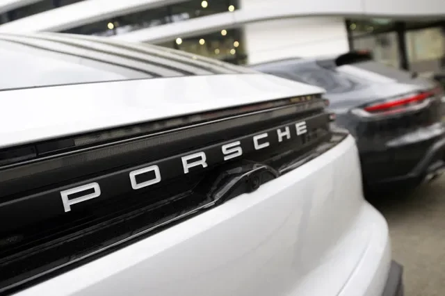 ẢNH TƯ LIỆU: Một chiếc xe Porsche tại Cologne, Đức, ngày 10 tháng 3 năm 2026. REUTERS/Jana Rodenbusch/Ảnh tư liệu