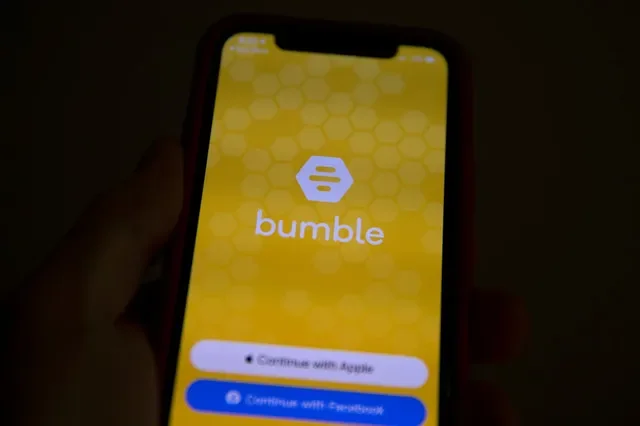 แอปพลิเคชัน Bumble Inc. แสดงบนหน้าจอ Apple iPhone ในภาพประกอบข่าว ขณะที่ผู้ให้บริการแอปพลิเคชันหาคู่รายนี้เปิดตัวในการเสนอขายหุ้น IPO ครั้งแรกในตลาดหลักทรัพย์ Nasdaq เมื่อวันที่ 11 กุมภาพันธ์ 2021 REUTERS/Mike Blake/Illustration