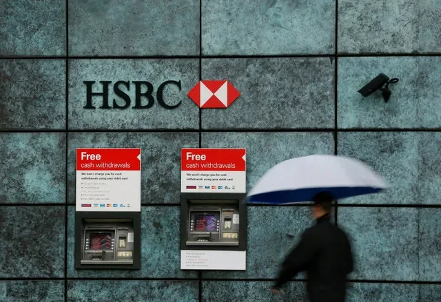 ẢNH HỒ SƠ: Một người đàn ông đi bộ ngang qua một chi nhánh ngân hàng HSBC tại Thành phố London, Anh vào ngày 12 tháng 11 năm 2014. REUTERS/Stefan Wermuth/File Photo