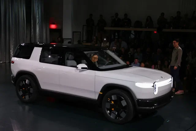 Ảnh hồ sơ: CEO Rivian RJ Scaringe đứng cạnh mẫu SUV R2 tại sự kiện ra mắt ở Laguna Beach, California, Hoa Kỳ, ngày 7 tháng 3 năm 2024. REUTERS/Mike Blake/File Photo
