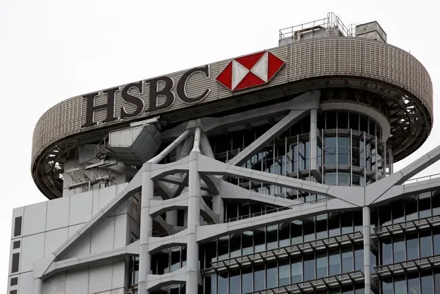 FOTO DE ARQUIVO: Logotipo do HSBC em sua sede no distrito financeiro de Hong Kong, na China. REUTERS/Tyrone Siu/File Photo