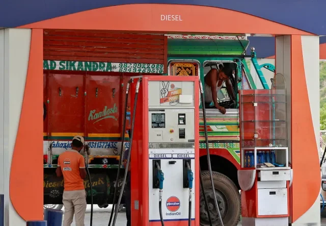 Một tài xế xe tải đang đổ nhiên liệu tại trạm xăng Indian Oil ở Baghola, Haryana, Ấn Độ, ngày 4 tháng 6 năm 2025. REUTERS/Priyanshu Singh
