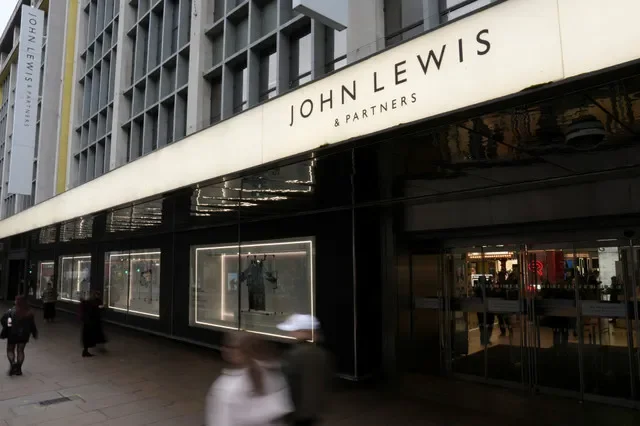 Logo của John Lewis được hiển thị tại một trong những cửa hàng bán lẻ ở London, Anh, ngày 27 tháng 2 năm 2026. REUTERS/Carlos Jasso