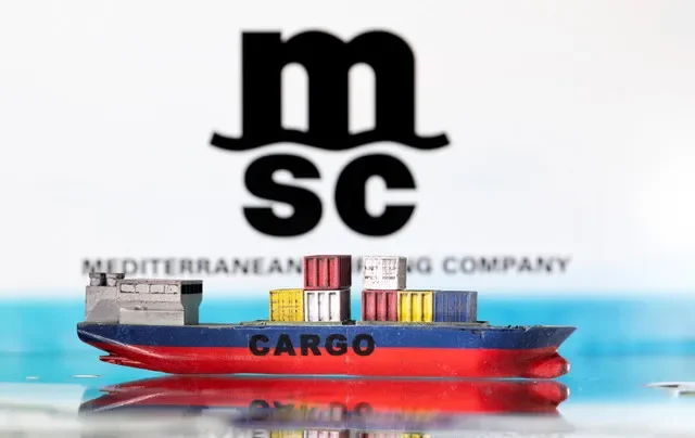 Mô hình tàu chở hàng đặt trước biểu tượng của Mediterranean Shipping Company (MSC) trong một hình ảnh minh họa được chụp vào ngày 3 tháng 3 năm 2022. REUTERS/Dado Ruvic/Minh họa