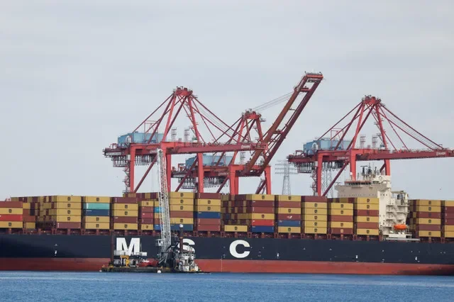 Contêineres de carga em um navio da Mediterranean Shipping Company atracado no porto de Los Angeles em Long Beach, Califórnia, EUA, em 10 de março de 2026. REUTERS/Caroline Brehman