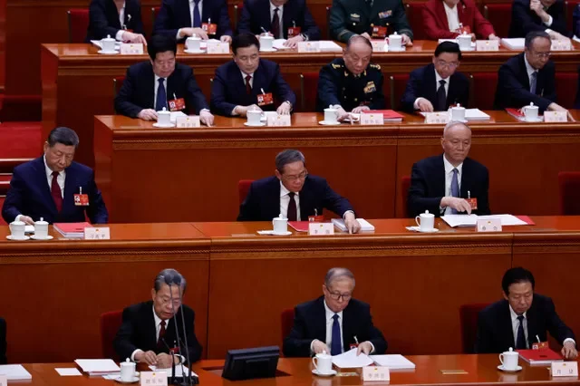 นายกรัฐมนตรี หลี่ เฉียง ของจีน ลงคะแนนเสียงระหว่างการประชุมปิดสมัยประชุมสภาประชาชนแห่งชาติ (NPC) ณ มหาศาลาประชาชน ในกรุงปักกิ่ง ประเทศจีน เมื่อวันที่ 12 มีนาคม 2026 REUTERS/Tingshu Wang