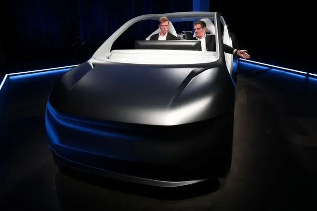 Marc Winterhoff รักษาการซีอีโอของ Lucid Motors และ Andrew Macdonald ประธานและซีโอโอของ Uber นั่งในรถยนต์ต้นแบบโรโบแท็กซี่ 2 ที่นั่ง ในงาน Lucid investor day ณ นครนิวยอร์ก สหรัฐอเมริกา เมื่อวันที่ 12 มีนาคม 2026 ภาพโดย REUTERS/Mike Segar