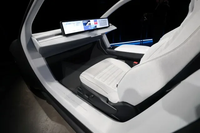 มุมมองภายในของรถยนต์ต้นแบบโรโบแท็กซี่ 2 ที่นั่งของ Lucid Motors ในงาน Lucid investor day ณ นครนิวยอร์ก สหรัฐอเมริกา เมื่อวันที่ 12 มีนาคม 2026 ภาพโดย REUTERS/Mike Segar