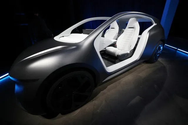 รถยนต์ต้นแบบโรโบแท็กซี่ 2 ที่นั่งของ Lucid Motors ที่ไม่มีแป้นเหยียบและพวงมาลัย ในงาน Lucid investor day ณ นครนิวยอร์ก สหรัฐอเมริกา เมื่อวันที่ 12 มีนาคม 2026 ภาพโดย REUTERS/Mike Segar