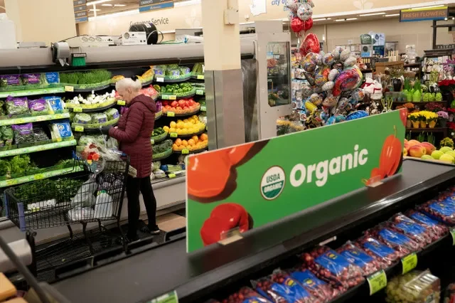 FOTO DE ARQUIVO: Um consumidor de alimentos procura mantimentos em um supermercado Albertsons em Redmond, Washington, Estados Unidos, em 24 de novembro de 2025. REUTERS/David Ryder/Foto de Arquivo