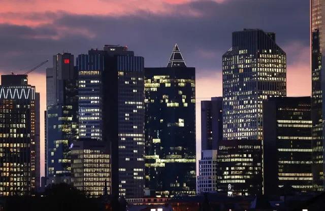 FOTO DE ARCHIVO: El horizonte con sus edificios de oficinas y el distrito bancario fotografiados durante el atardecer en Frankfurt, Alemania, el 18 de noviembre de 2021. REUTERS/Kai Pfaffenbach/Archivo