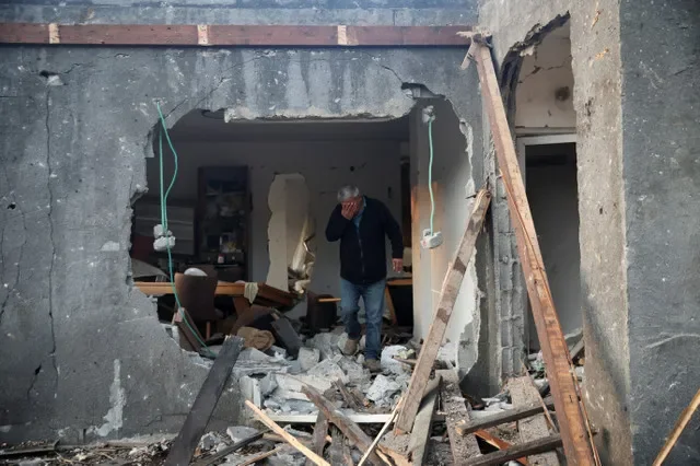 Um homem reage no local de um impacto de míssil iraniano, em meio ao conflito entre EUA-Israel e o Irã, no norte de Israel, 13 de março de 2026. REUTERS/Shir Torem
