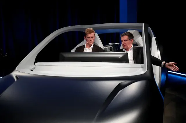 Marc Winterhoff รักษาการซีอีโอของ Lucid Motors และ Andrew Macdonald ประธานและซีโอโอของ Uber นั่งในรถยนต์ต้นแบบโรโบแท็กซี่ 2 ที่นั่ง ในงาน Lucid investor day ณ นครนิวยอร์ก สหรัฐอเมริกา เมื่อวันที่ 12 มีนาคม 2026 ภาพโดย REUTERS/Mike Segar