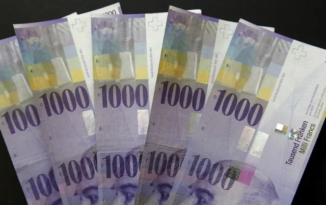 صورة توضيحية لأوراق نقدية من فئة 1000 فرنك سويسري تم التقاطها في 16 فبراير 2016. رويترز/روبن سبريش