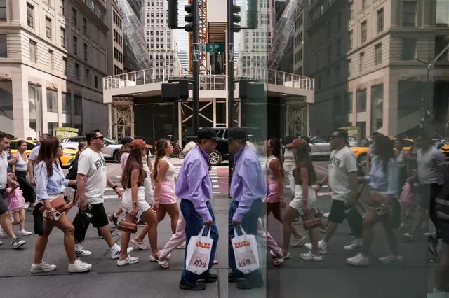 Personas caminan por la Quinta Avenida en la ciudad de Nueva York, EE. UU., el 7 de agosto de 2025. REUTERS/Adam Gray
