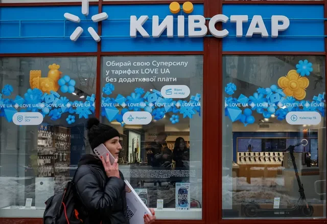 A pedestrian walks past a Kyivstar retail location in Kyiv during the ongoing conflict, December 2023. REUTERS/Alina Smutko