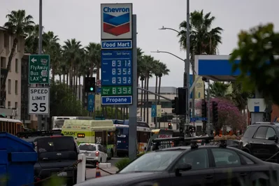 Petróleo atinge 100 dólares e pressiona mercados globais