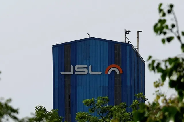 Logo của Jindal Stainless được nhìn thấy bên trong nhà máy của họ ở Hisar, Haryana, Ấn Độ, ngày 30 tháng 5 năm 2025. REUTERS/Priyanshu Singh