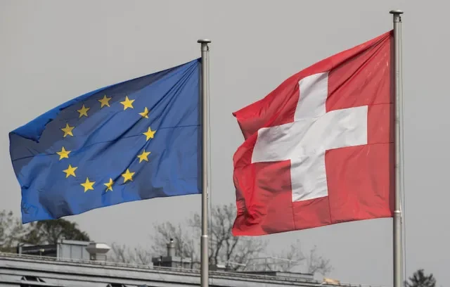 Quốc kỳ Thụy Sĩ bay cạnh cờ Liên minh Châu Âu tại Zurich, Thụy Sĩ vào ngày 3 tháng 5 năm 2022. REUTERS/Arnd Wiegmann