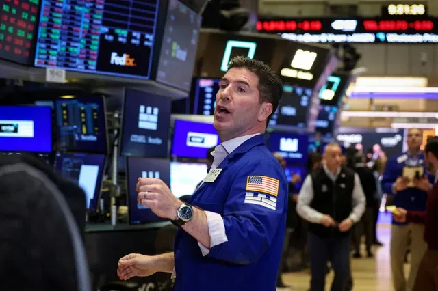 Các nhà giao dịch làm việc trên sàn giao dịch tại Sở giao dịch chứng khoán New York (NYSE) ở thành phố New York, Hoa Kỳ, ngày 27 tháng 2 năm 2026. REUTERS/Brendan McDermid