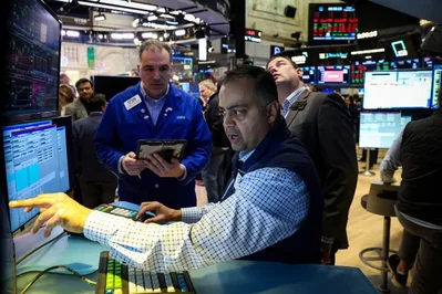 Wall Street Opens Mixed Amid Economic Data and War Fears