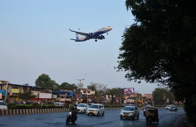 インドのムンバイにあるチャトラパティ・シヴァージー・マハラジ国際空港に着陸するため、交通渋滞の上空を飛行するインディゴ機。2025年12月6日撮影。REUTERS/Francis Mascarenhas