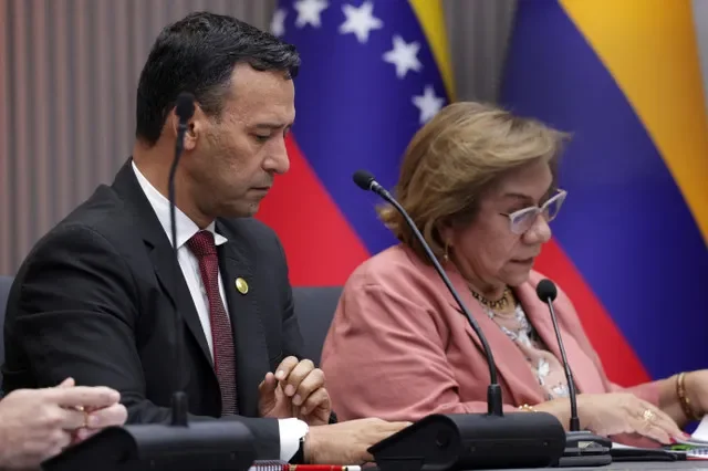 Bộ trưởng Quốc phòng Colombia Pedro Sanchez và Bộ trưởng Ngoại giao Colombia Rosa Villavicencio tham dự cuộc họp với Quyền Tổng thống Venezuela Delcy Rodriguez cùng các bộ trưởng nội vụ, quốc phòng và năng lượng.
